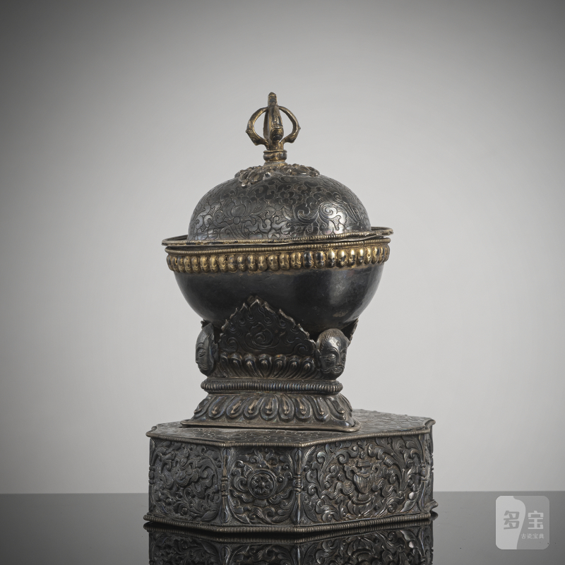 AN EMBOSSED PARCEL GILT SILVER KAPALA ON STAND - 图2